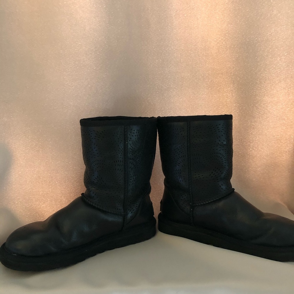 FLASH SALE NOW OR NEVER 🔥 UGG Black Leather Laser Cut Boots Shearling🔥 - Picture 4 of 8